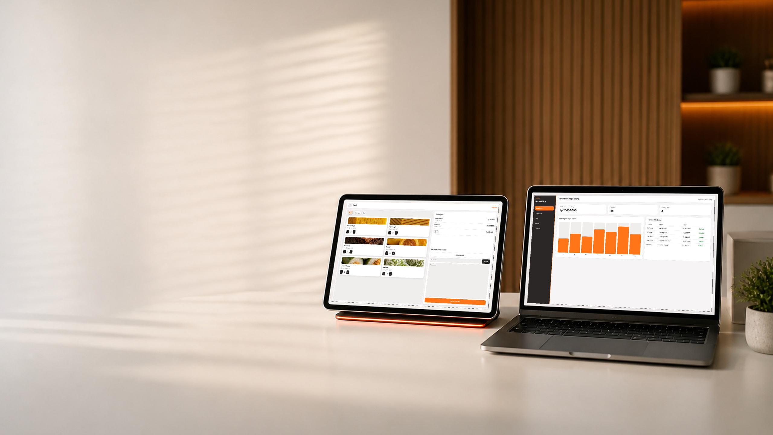 Tablet kasir dan laptop back office EDPOS di meja kerja